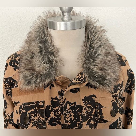 Volcom Beige Jacket Coat with Black Roses Sherpa Lined Women’s size Small 10 - Picture 2 of 8